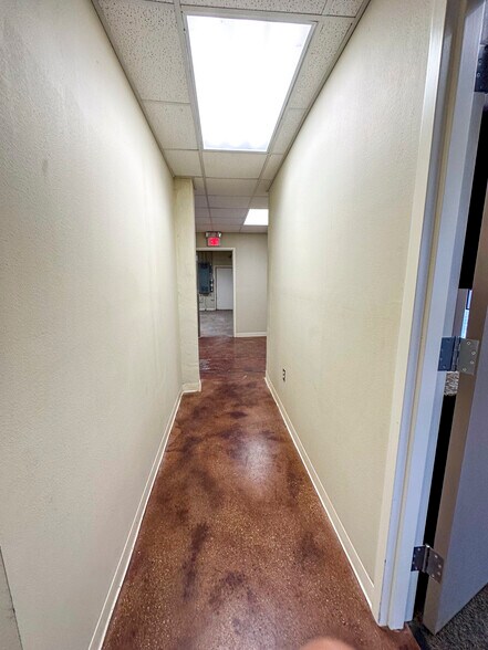 More Photos Of 1 N Mechanic St, El Campo Office For Sale