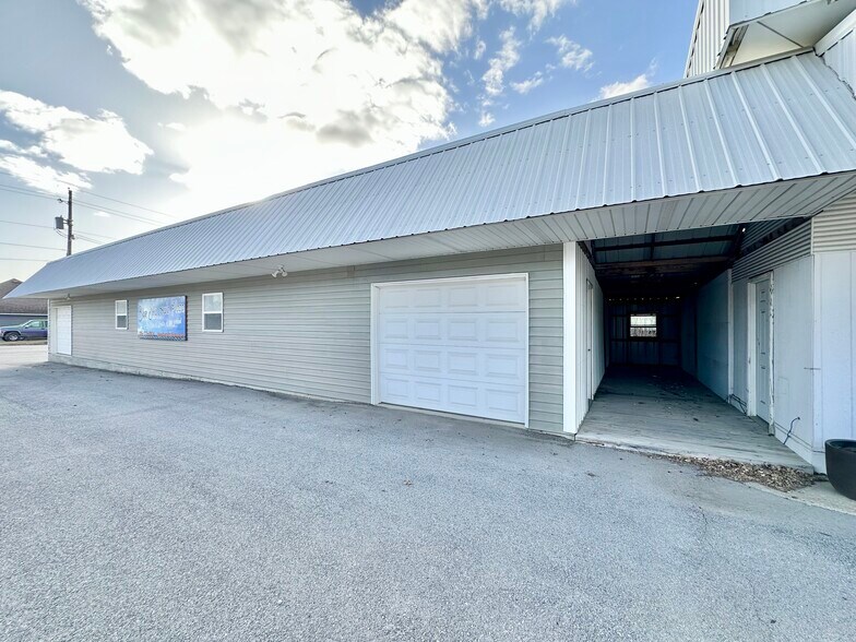 More Photos Of 104 N Orange St, Butler Freestanding For Lease