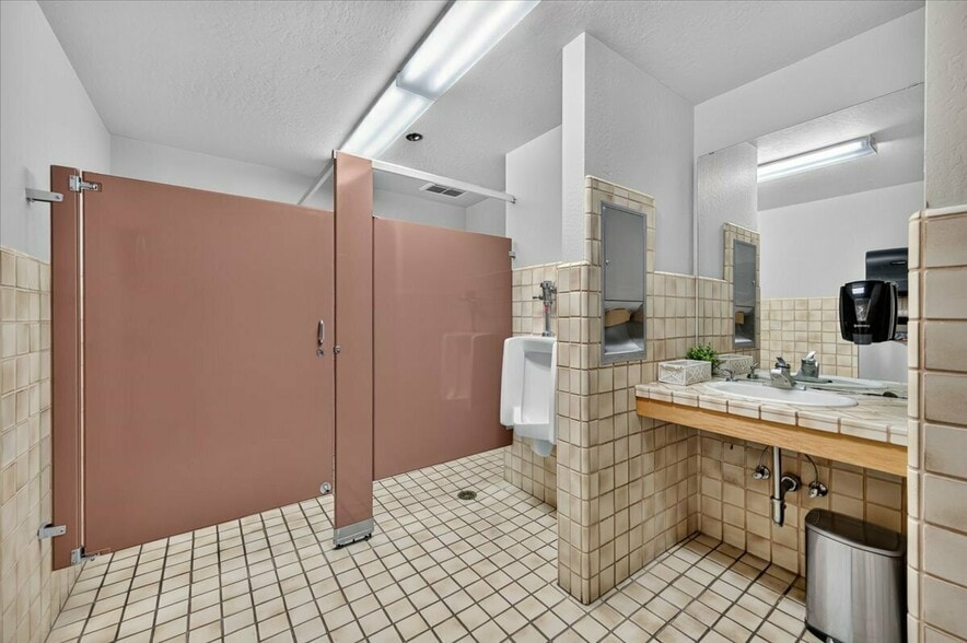 More Photos Of 2600 W Shaw Ln, Fresno Office For Sale