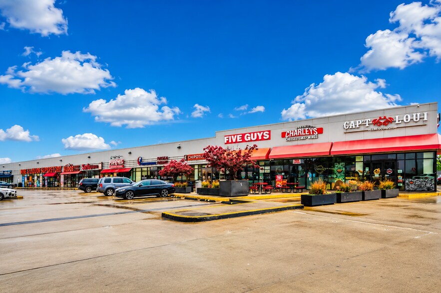 More Photos Of Hutchinson River Pky @ Wennerplace, Bronx Unknown For Lease