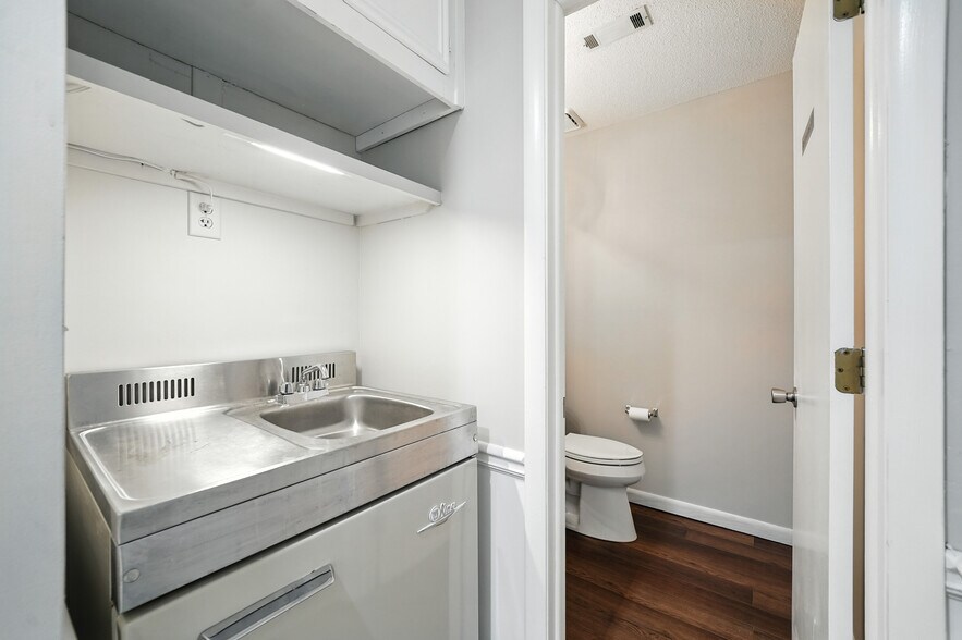 More Photos Of 11285 Elkins Rd, Roswell Office Residential For Sale