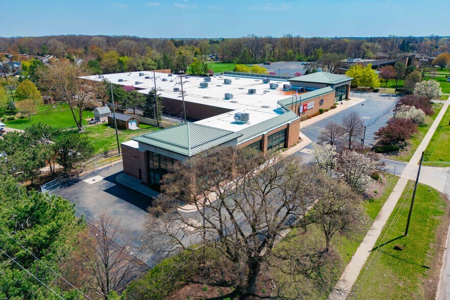 More Photos Of 8300 N Wayne Rd, Westland Freestanding For Lease