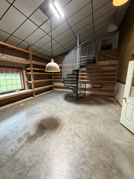 More Photos Of 27013 E Lillian St, Hebron Warehouse For Sale
