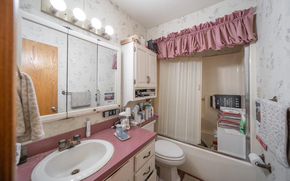 More Photos Of 812 S Bishop Ave, Rolla Hotel For Sale