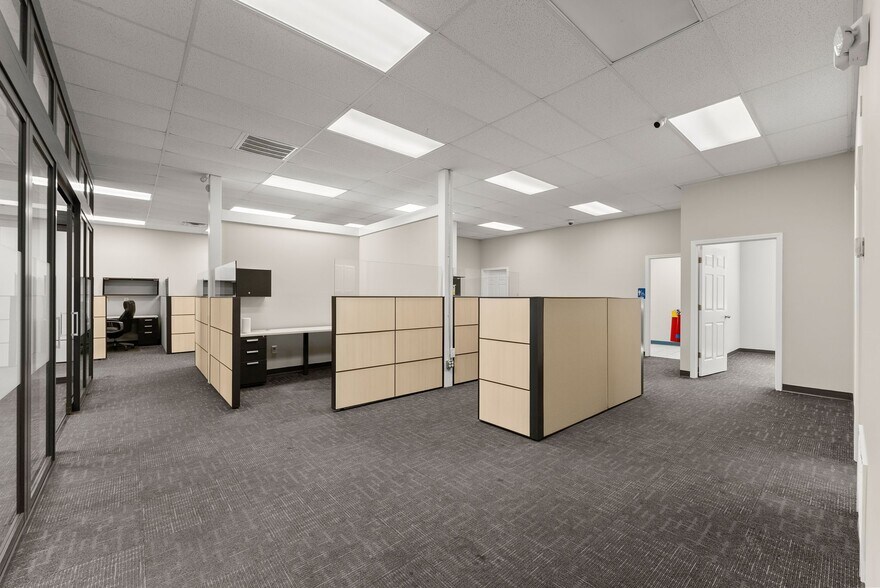 More Photos Of 3917 Old Flowery Branch Rd, Oakwood Flex For Lease