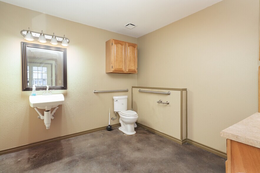 More Photos Of 2 Hill View Ln, Boerne Warehouse For Lease
