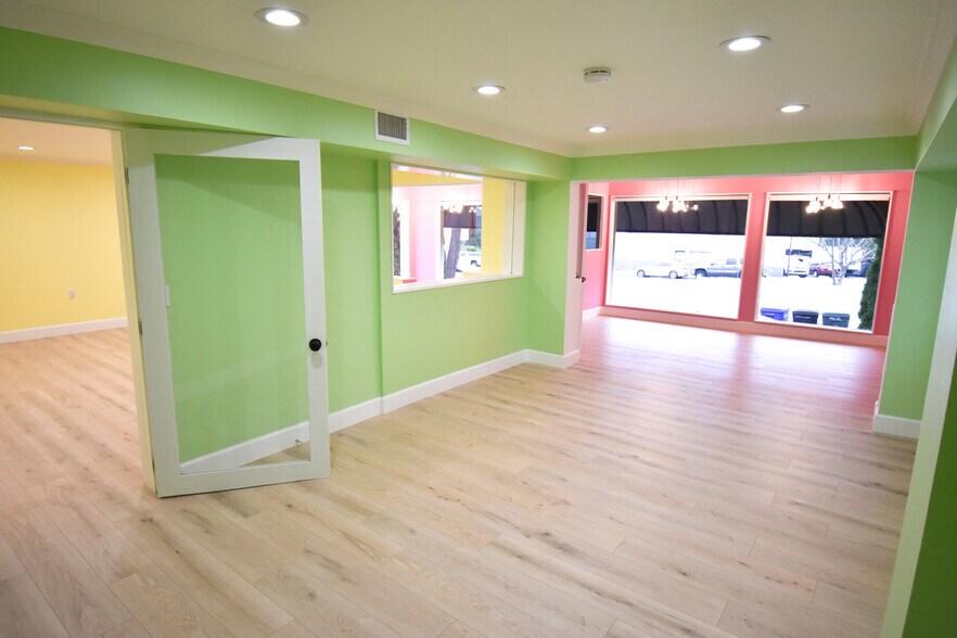 More Photos Of 3847 Foothill Blvd, La Crescenta Freestanding For Lease