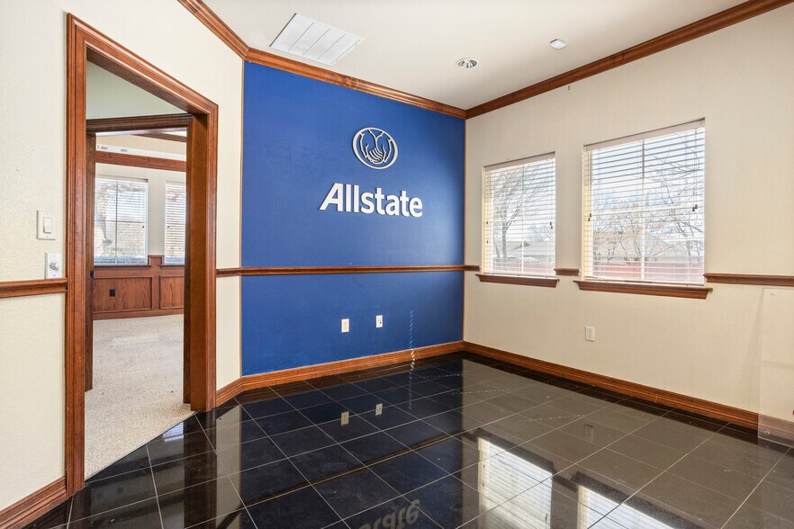 Primary Photo Of 910 N Main St, Euless Medical For Lease