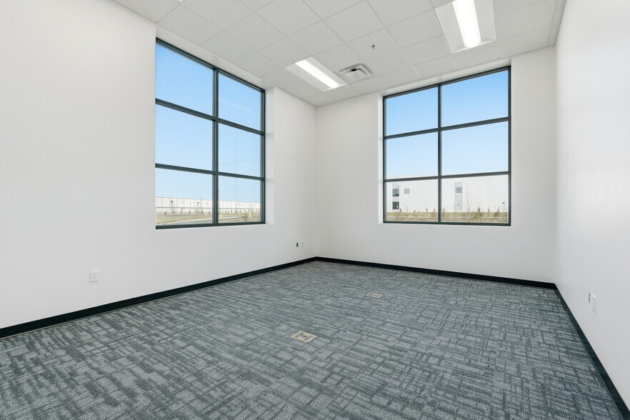 More Photos Of 111 Landmark Blvd, Savannah Warehouse For Lease