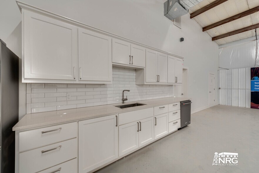 More Photos Of 1603 S Viceroy Ave, Odessa Warehouse For Sale