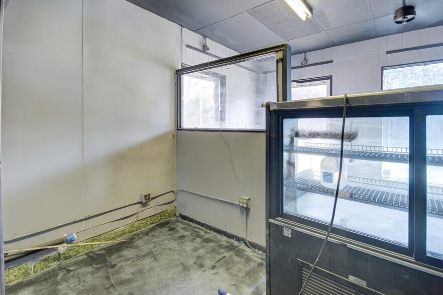 More Photos Of 1916 Cedar Dr, La Marque Restaurant For Lease