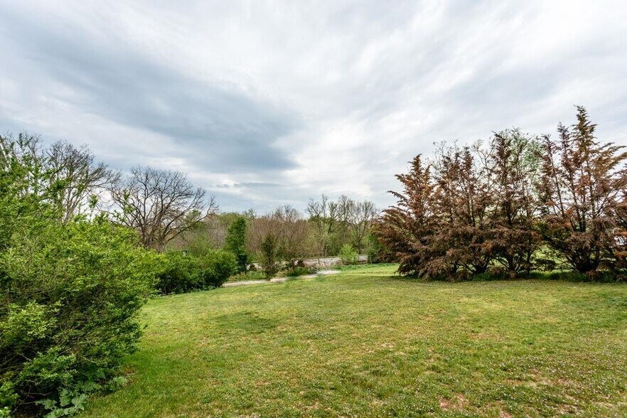 More Photos Of 133 W Springbrook Rd, Broadway Specialty For Sale