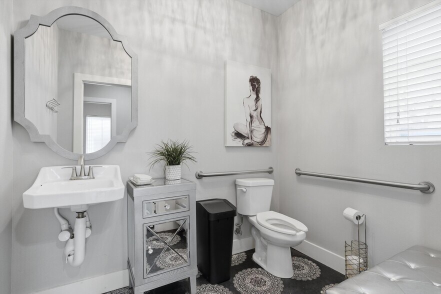 More Photos Of 2313 Washington Ave, Waco Freestanding For Lease