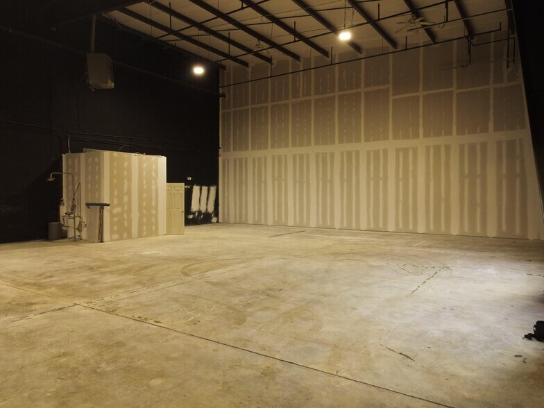 More Photos Of 30 Blackjack Rd, Fredericksburg Warehouse For Lease