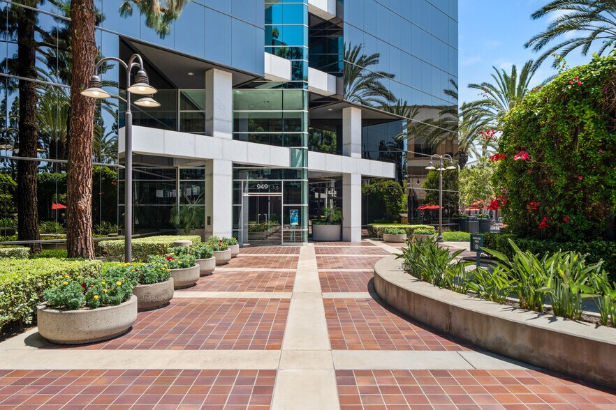 More Photos Of 949 S Coast Dr, Costa Mesa Office For Lease