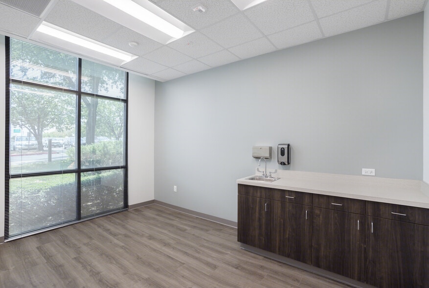 More Photos Of 1305 Airport Fwy, Bedford Medical For Lease
