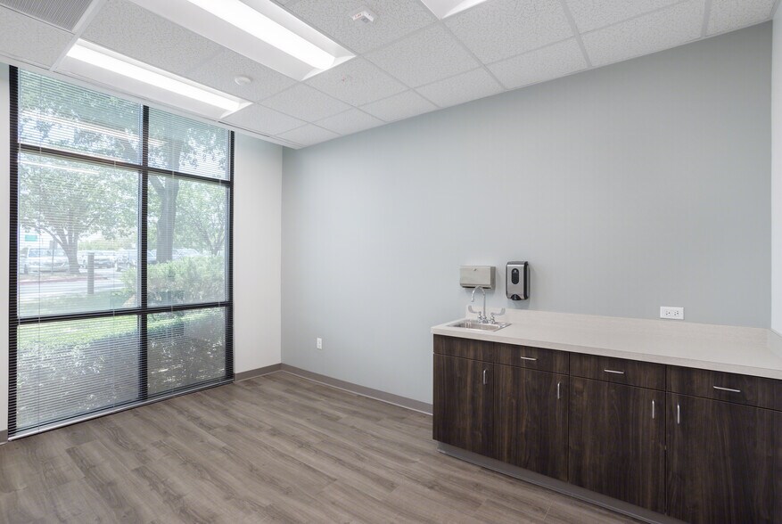 More Photos Of 1305 Airport Fwy, Bedford Medical For Lease