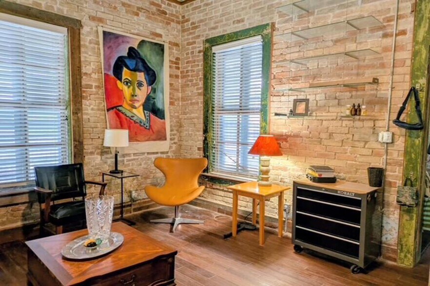 More Photos Of 828 E 15th St, Brownsville Office For Sale