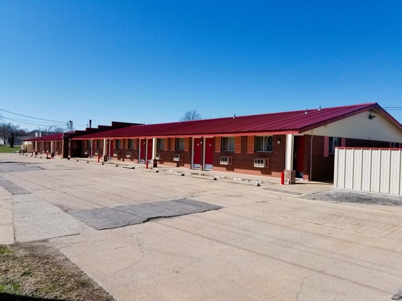 More Photos Of 1617 N Summit St, Arkansas City Hotel For Sale