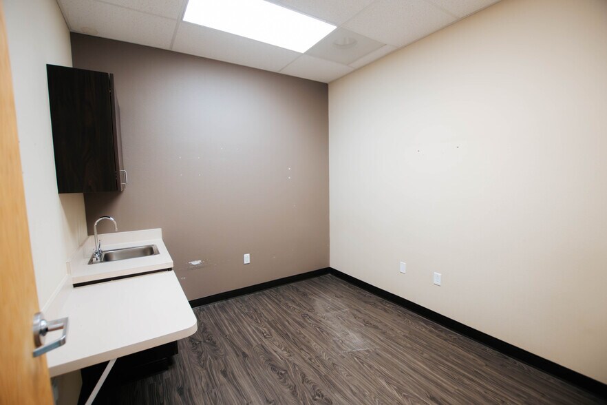 More Photos Of 9870 N Gateway Blvd, El Paso Office For Lease