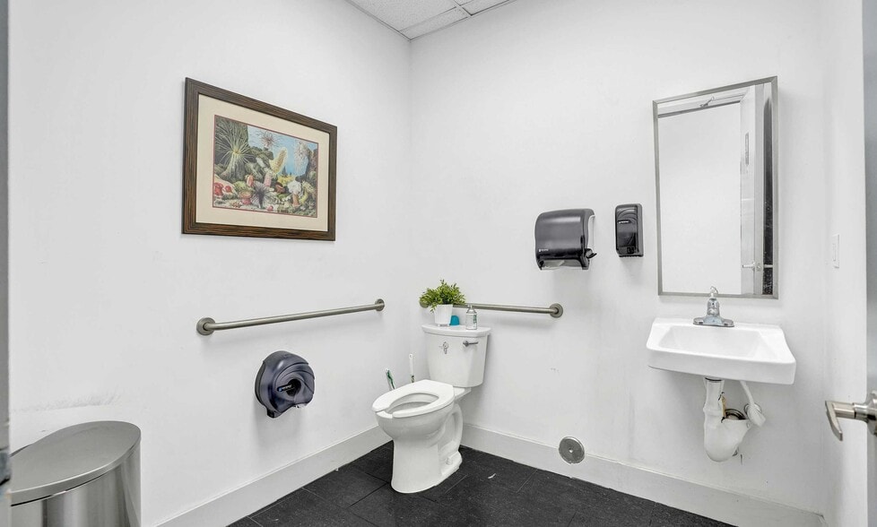 More Photos Of 8470 NW 58th St, Doral Auto Dealership For Sale