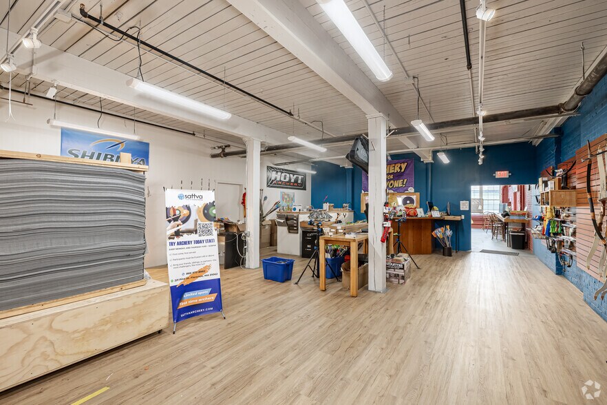 More Photos Of 221 Pine St, Florence Warehouse For Lease