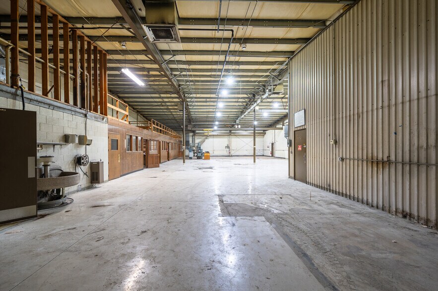 More Photos Of 42470 Executive Dr, Harrison Township Warehouse For Lease