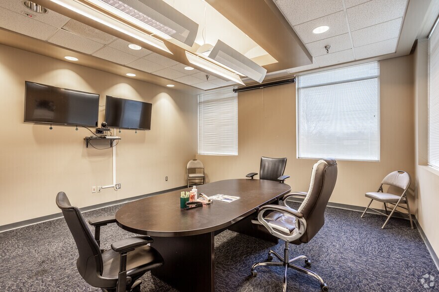 More Photos Of 2401 SE Creekview Dr, Ankeny Distribution For Lease