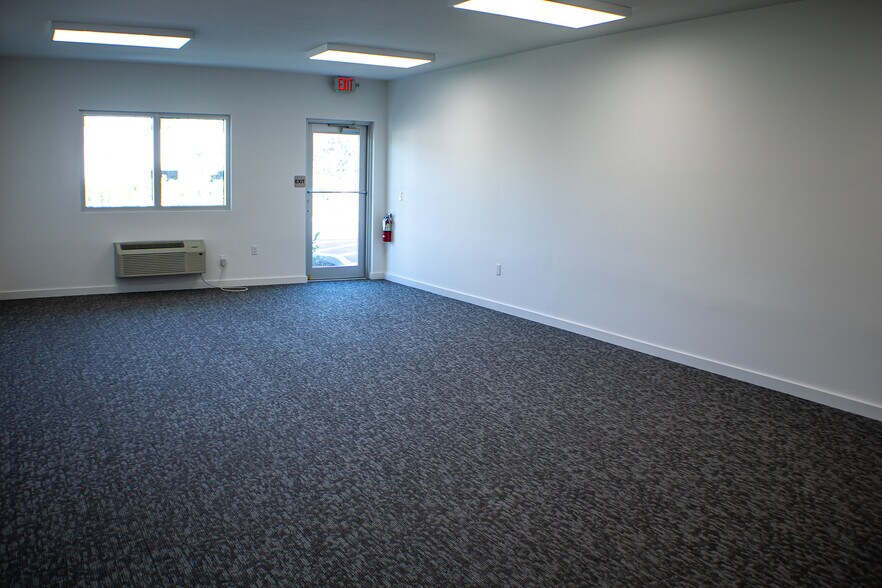 More Photos Of 3558 Plover Ave, Naples Light Manufacturing For Sale