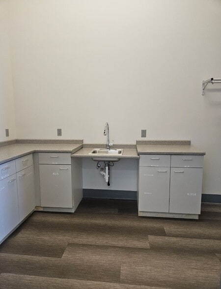 More Photos Of 3207 Laura Ln, Middleton Flex For Lease