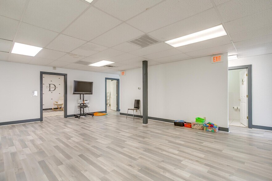 More Photos Of 1434 N Main St, Fort Worth Storefront Retail Office For Lease