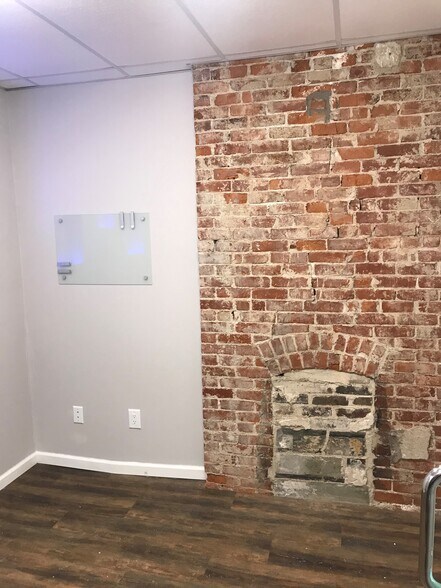 More Photos Of 1689 E Main St, Columbus Office Residential For Lease