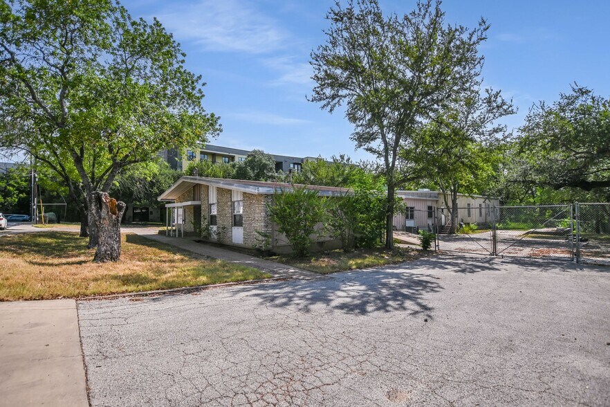 More Photos Of 1701 Evergreen Ave, Austin Light Distribution For Lease