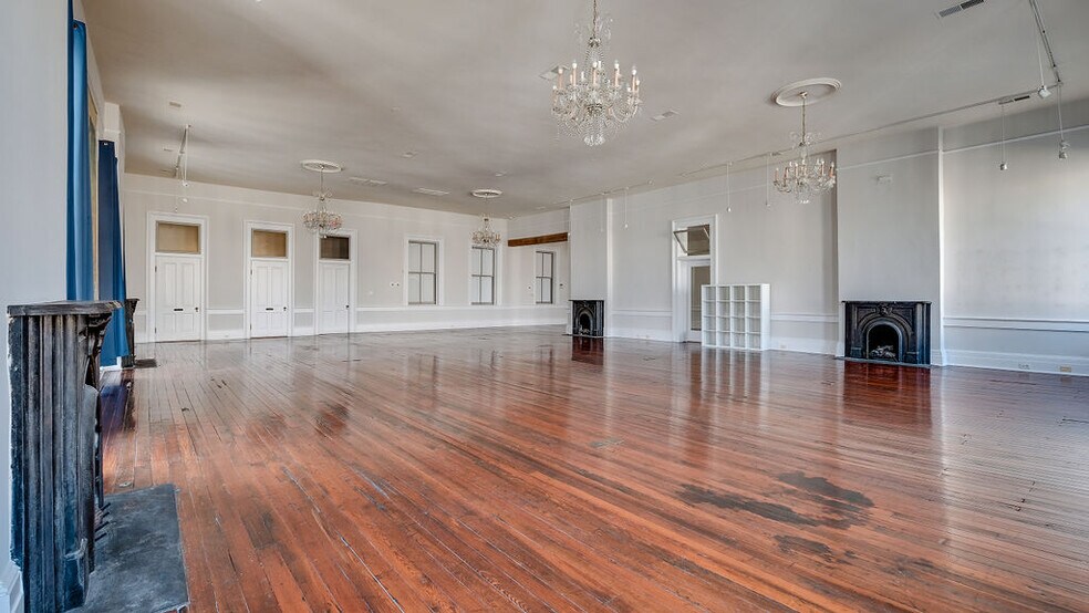 More Photos Of 36 W Broughton St, Savannah Office For Lease