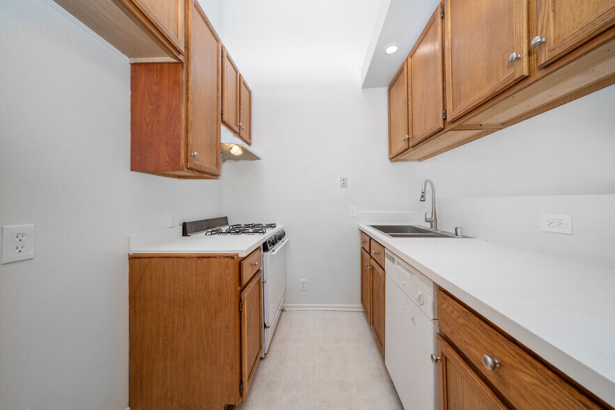 More Photos Of 4651 Cahuenga Blvd, North Hollywood Apartments For Sale