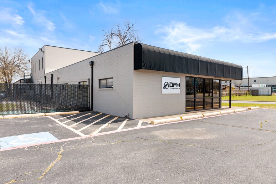 More Photos Of 3330 N Beach St, Haltom City Showroom For Sale