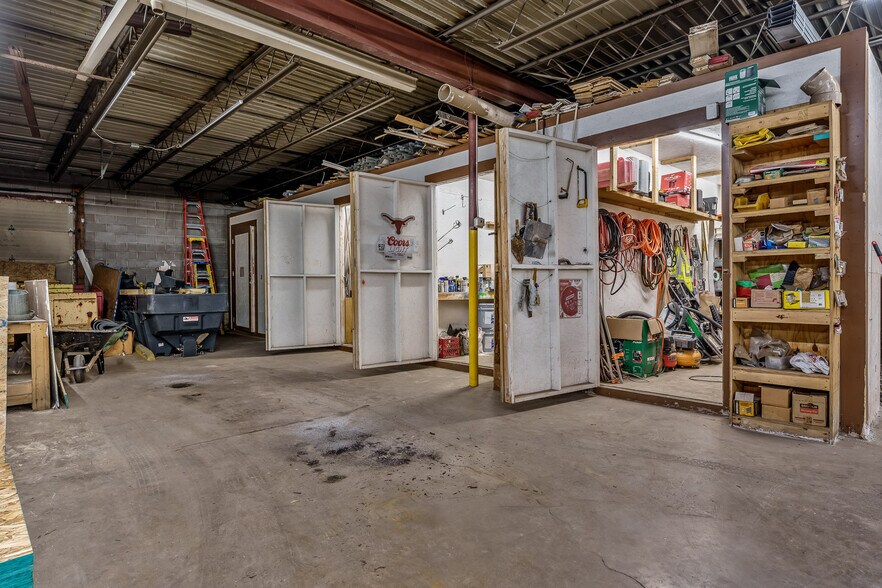 More Photos Of 415 N 3rd St, Rockford Light Distribution For Lease