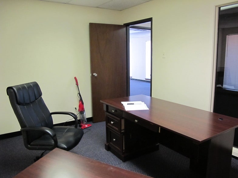 More Photos Of 1615 Dorchester Dr, Plano Office For Lease