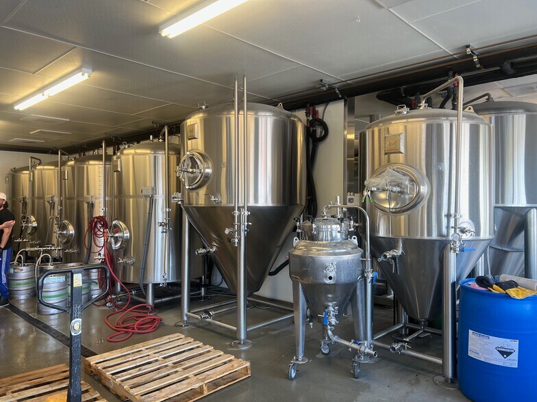 More Photos Of 2600 NE Division St, Bend Storefront Retail Office For Lease