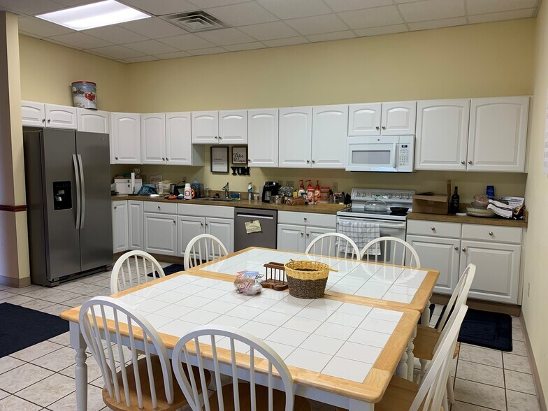 More Photos Of 2754 Front St, Cuyahoga Falls Office For Lease