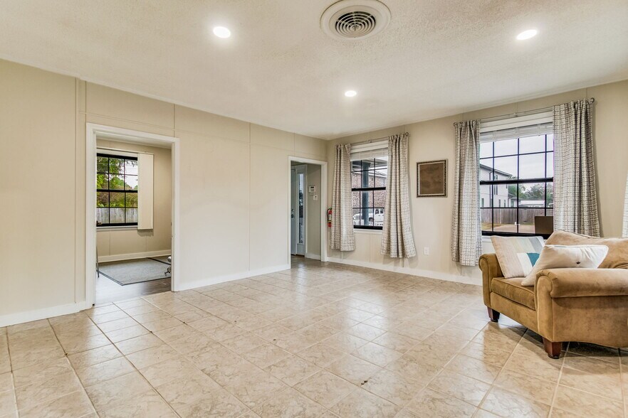 More Photos Of 725 S J St, Pensacola Office Residential For Sale