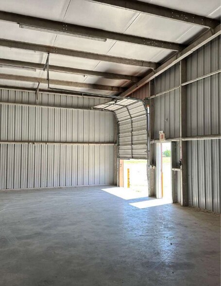 More Photos Of 2118 Vo Tech, Weslaco Showroom For Lease