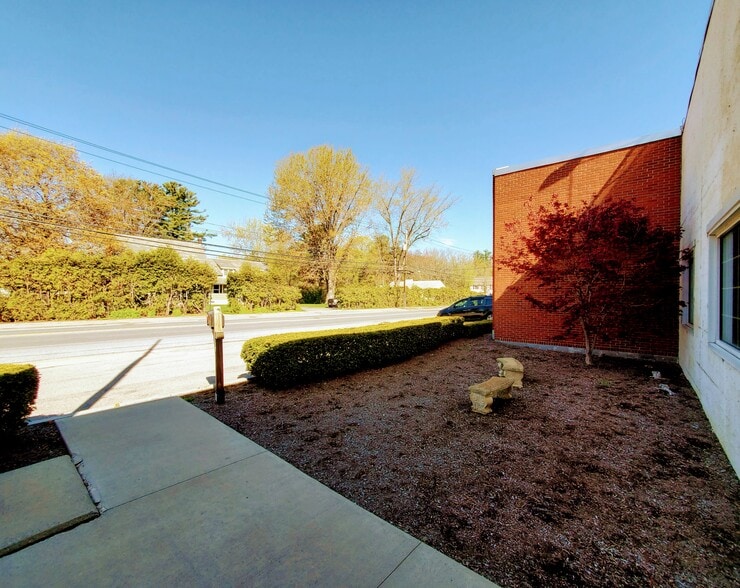 More Photos Of 238 Bay St, Queensbury Showroom For Lease