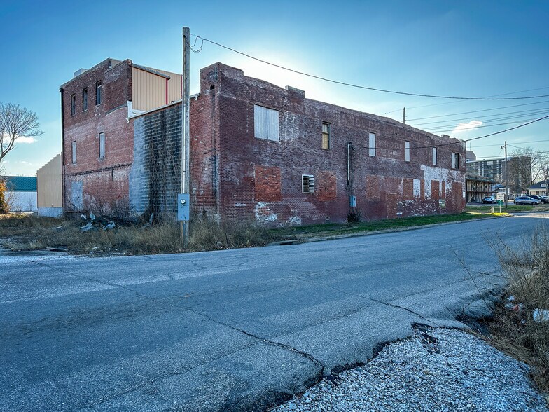 More Photos Of 230 D St NE, Miami Warehouse For Sale