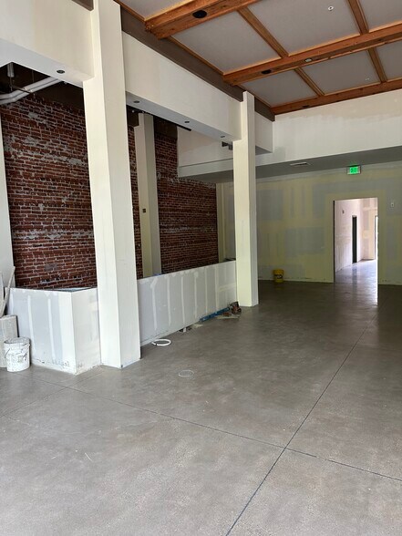 More Photos Of 300-304 Ferry St, Dayton Storefront For Lease