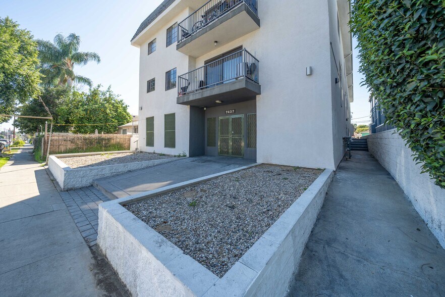 More Photos Of 7437 Haskell Ave, Van Nuys Apartments For Sale