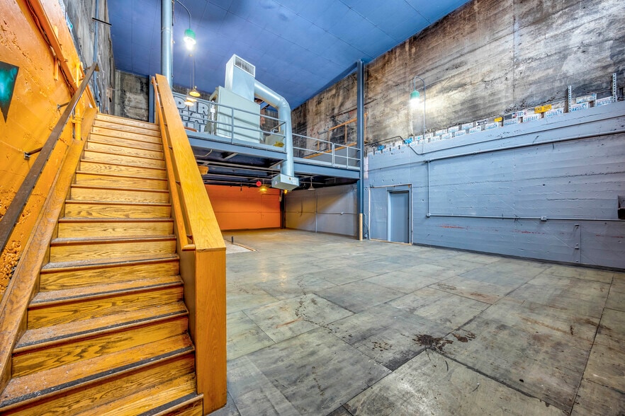 More Photos Of 206 N Benton St, Kennewick Warehouse For Lease