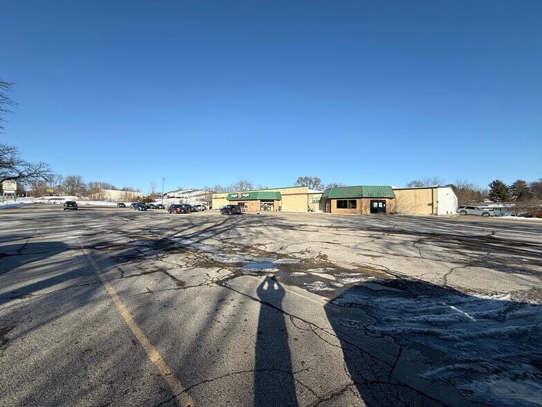 More Photos Of 808-810 N Monroe St, Waterloo Freestanding For Lease