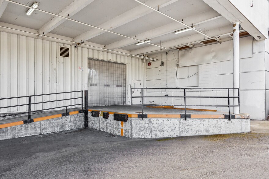 More Photos Of 2727 W Marine View Dr, Everett Flex For Lease