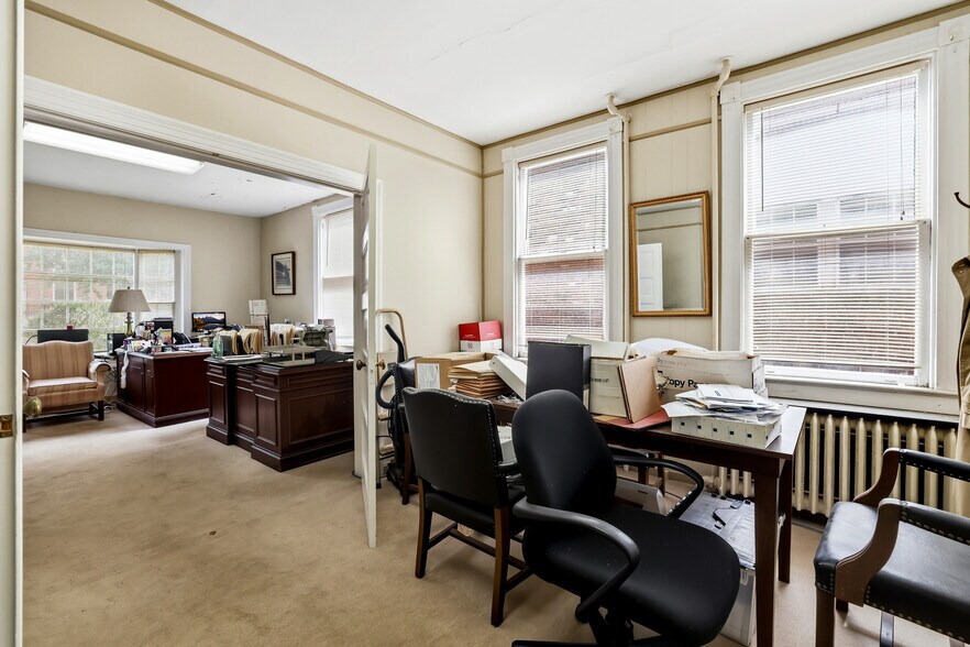 More Photos Of 3 E Market St, Leesburg Office For Sale